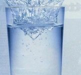 Consumir agua no es una obligación, es una necesidad
