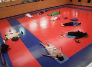 Ejercitando cuerpo y mente con 2 posturas de yoga Ejercitando cuerpo y mente con 2 posturas de yoga