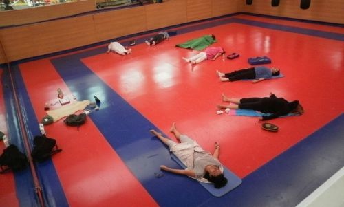 Ejercitando cuerpo y mente con 2 posturas de yoga