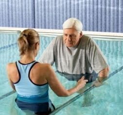 🌊 Fortalece tu Columna Vertebral con Ejercicios en el Agua 🏊♂️