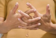 ¿Crujirse los dedos es malo?