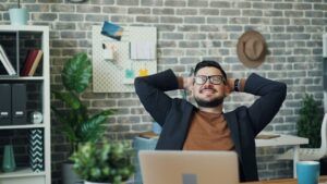 Trabajador hace una pausa y se mueve en su puesto de trabajo