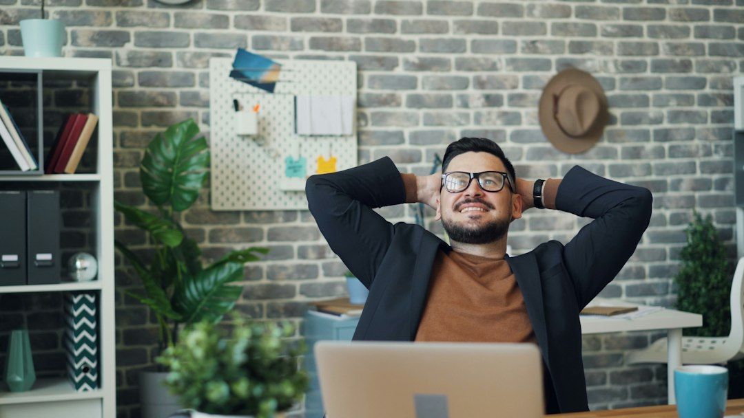 Trabajador hace una pausa y se mueve en su puesto de trabajo
