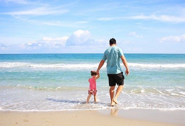 Beneficios de Caminar Descalzo por la Orilla de la Playa
