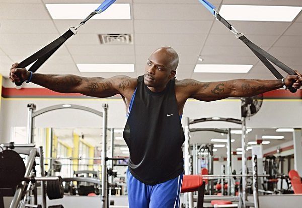 ¿Hacer Deporte con un Entrenador personal o en el gimnasio?