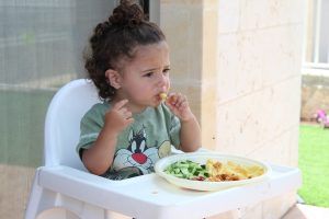 Cómo debe ser la ALIMENTACIÓN del bebé en su primer año
