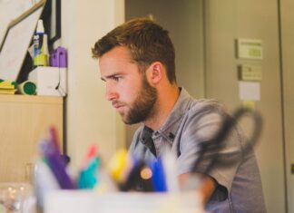 El SÍNDROME de la cabeza hacia adelante El síndrome de la cabeza hacia adelante