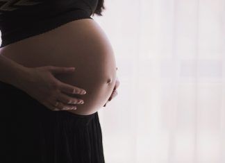 ¿Por qué es importante controlar la tiroides para quedar embarazada? embarazo-tiroides