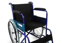 Silla de ruedas plegable 【Mejores opiniones】 Mobiclinic, Silla de ruedas plegable, Alcázar, Marca Española, Asiento 46 cm, Freno manual, Reposabrazos fijos y Reposapiés abatibles, Silla de ruedas para minusválidos, Color Azul/Negro