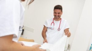 estudiar auxiliar de enfermeria online