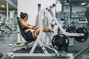 Persona preparando un ejercicio de fuerza en un gimnasio