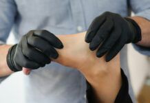 Esguince de tobillo: qué hacer, señales de alarma y recuperación paso a paso Profesional examinando y movilizando el pie de una persona