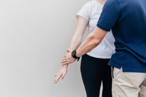 Fisioterapeuta acompañando a una persona con dolor lumbar