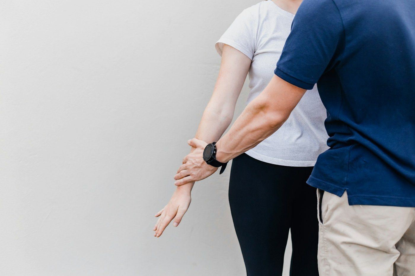 Lumbalgia: causas, síntomas, cuándo consultar y qué ayuda de verdad Fisioterapeuta acompañando a una persona con dolor lumbar