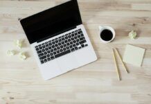 Pausas activas al trabajar sentado: cómo moverte sin interrumpir tu jornada Escritorio preparado para alternar trabajo y pausas de movimiento